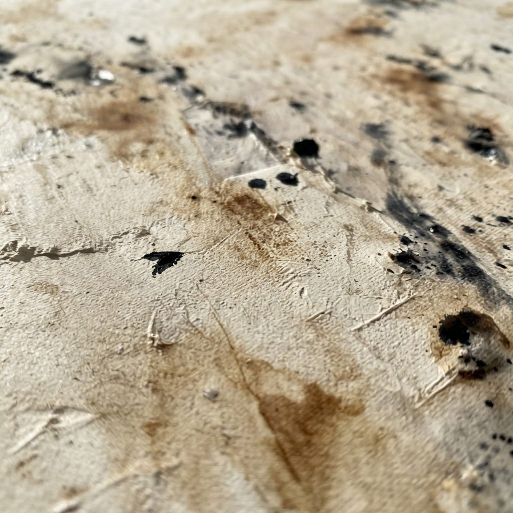 Detalle de la textura del cuadro óxido: pasta blanca lijada con manchas negras y de óxido